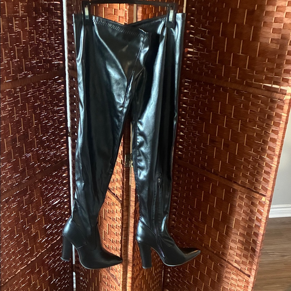 Black Women's Knee-High Boots